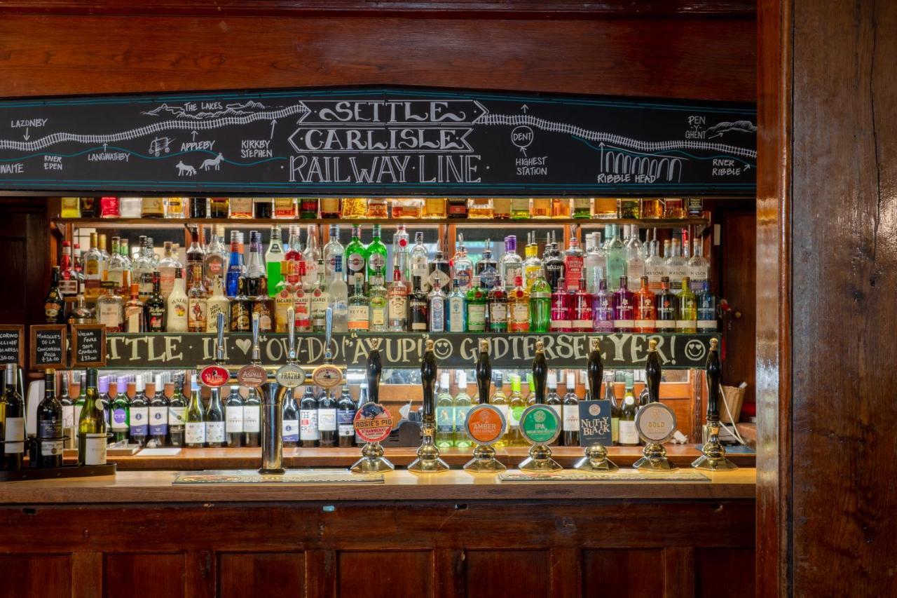 The Golden Lion At Settle Hotel Kültér fotó