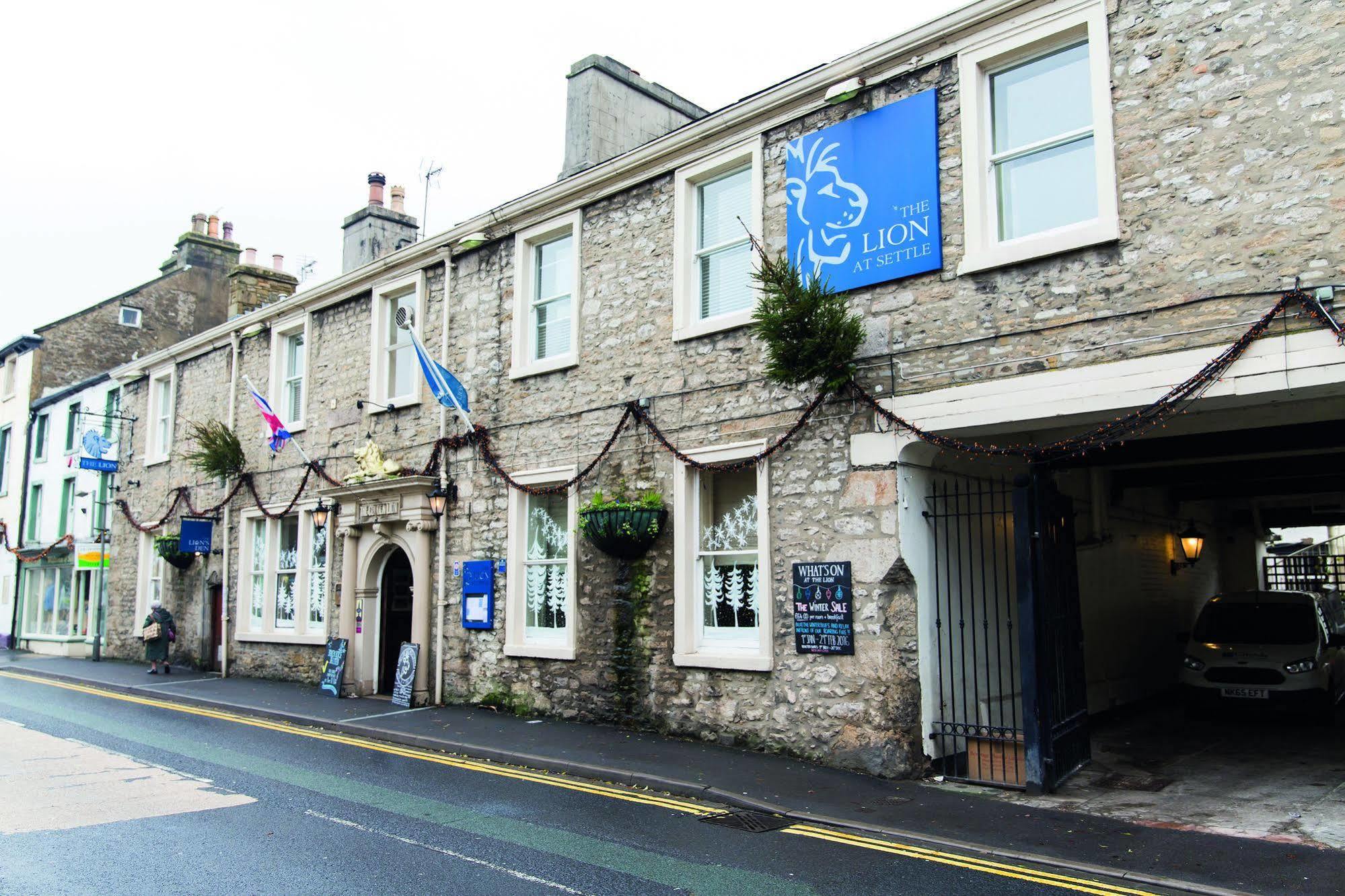 The Golden Lion At Settle Hotel Kültér fotó
